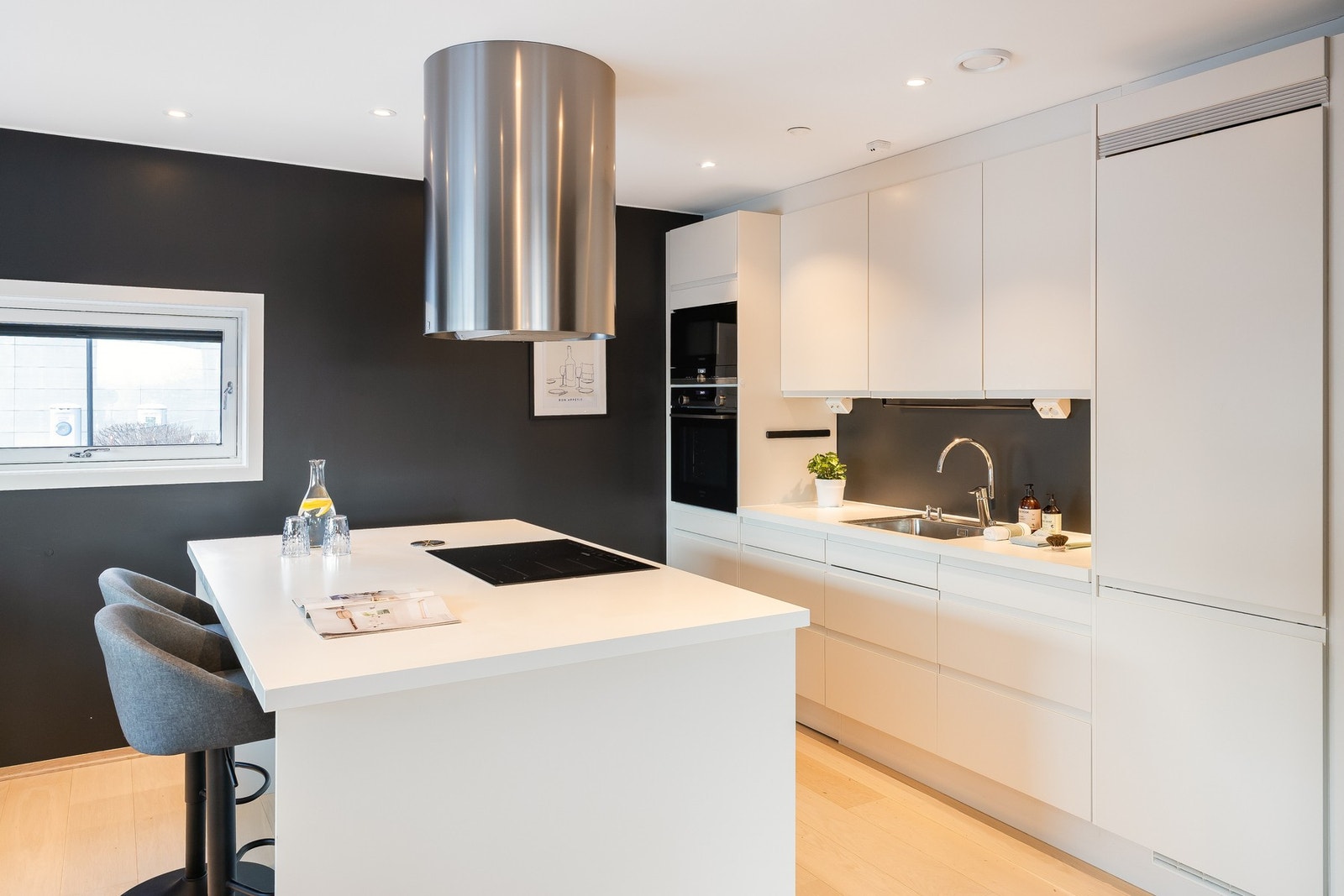 Lekkert kjøkken fra Sigdal. Hvitevarene er oppgradert å følger med salget. Ventilator er levert av Røroshetta Galleribilde