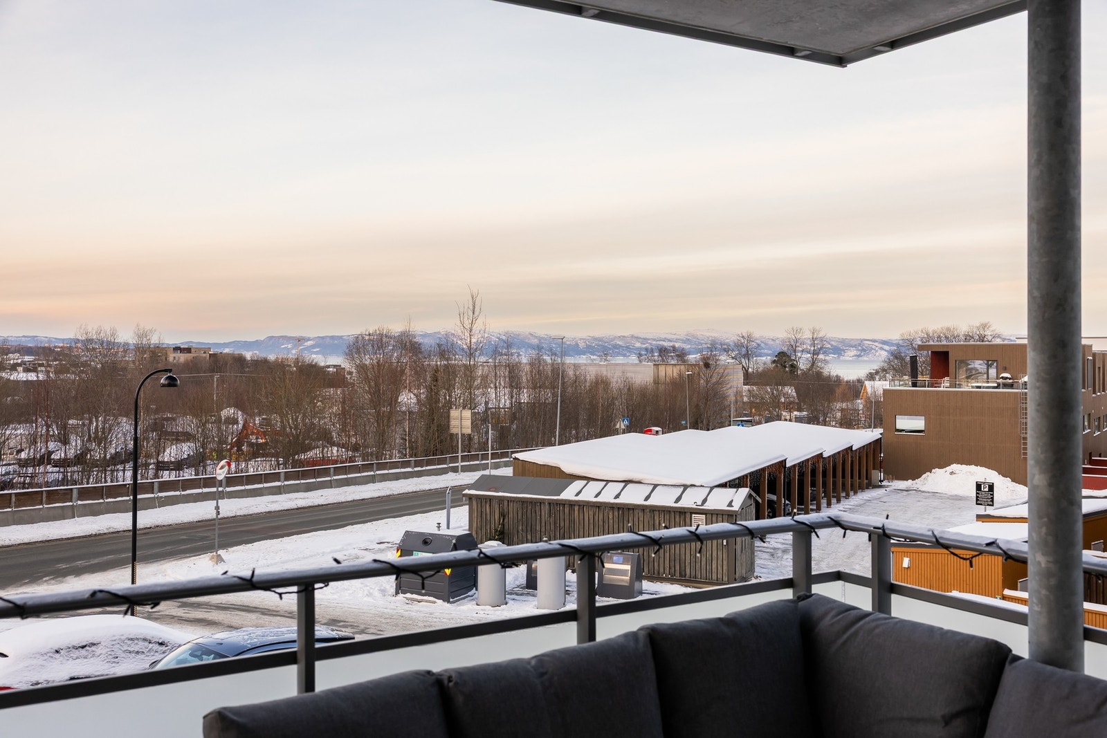 Meget luftig utsikt ned mot fjorden og over til Fosen Galleribilde