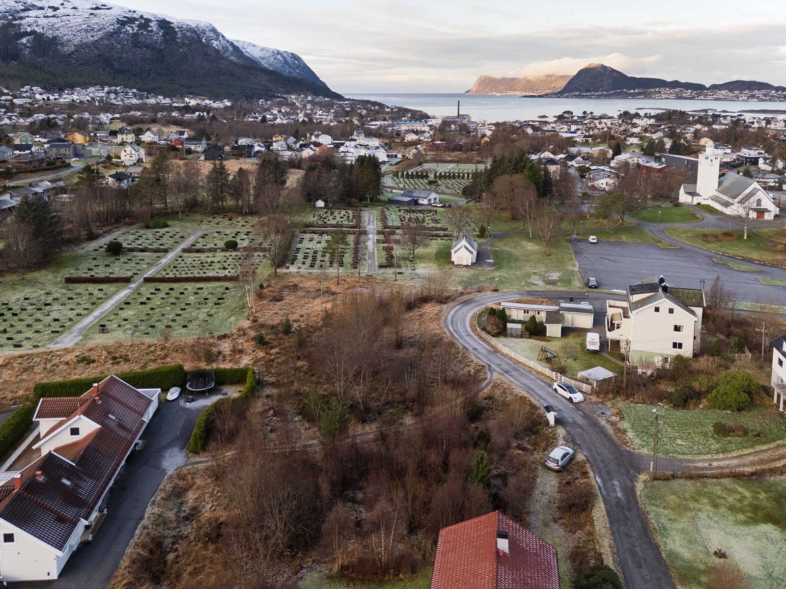 Fra tomten er det kort gangavstand til barnehage, skoler og idrettsanlegg. Galleribilde