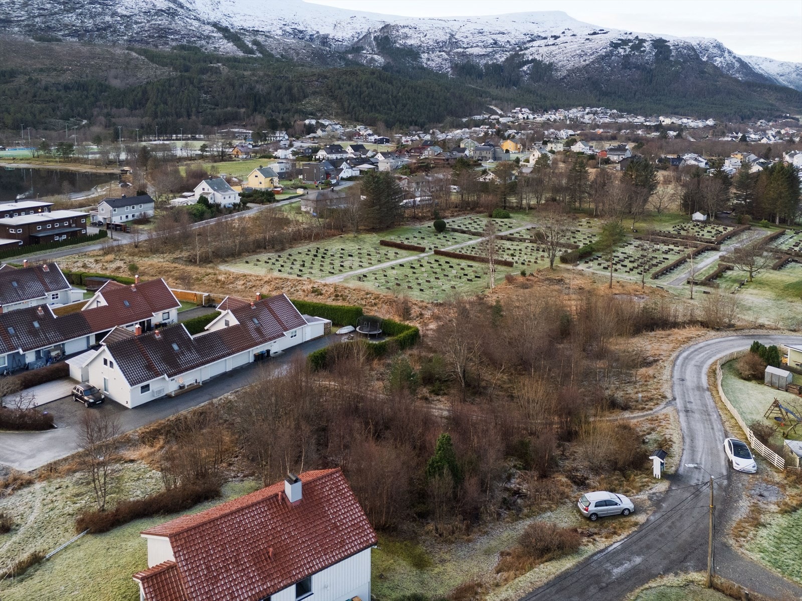 Tomten ligger i lett kupert terreng og består hovedsakelig av utmark, med innslag av krattskog og trær. Galleribilde
