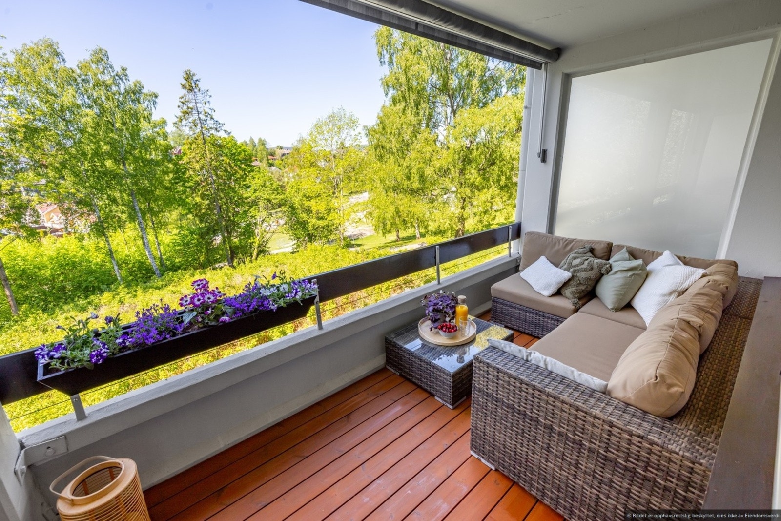 En moderne og oppusset 4-roms med vestvendt veranda og østvendt markterrasse, fantastisk beliggenhet, samt enkel og trappefri adkomst. Galleribilde