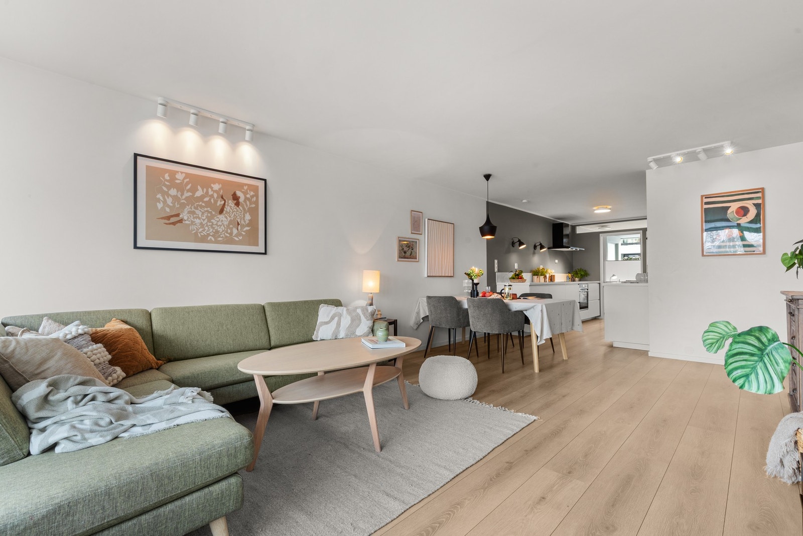 Takhøyden i stuen er målt til 2.41 meter. Galleribilde