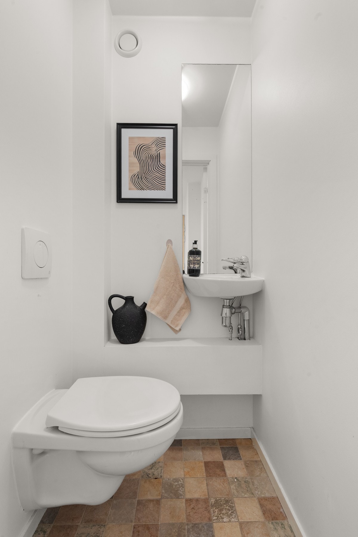 Leiligheten har også et separat toalett med WC og håndvask. Galleribilde