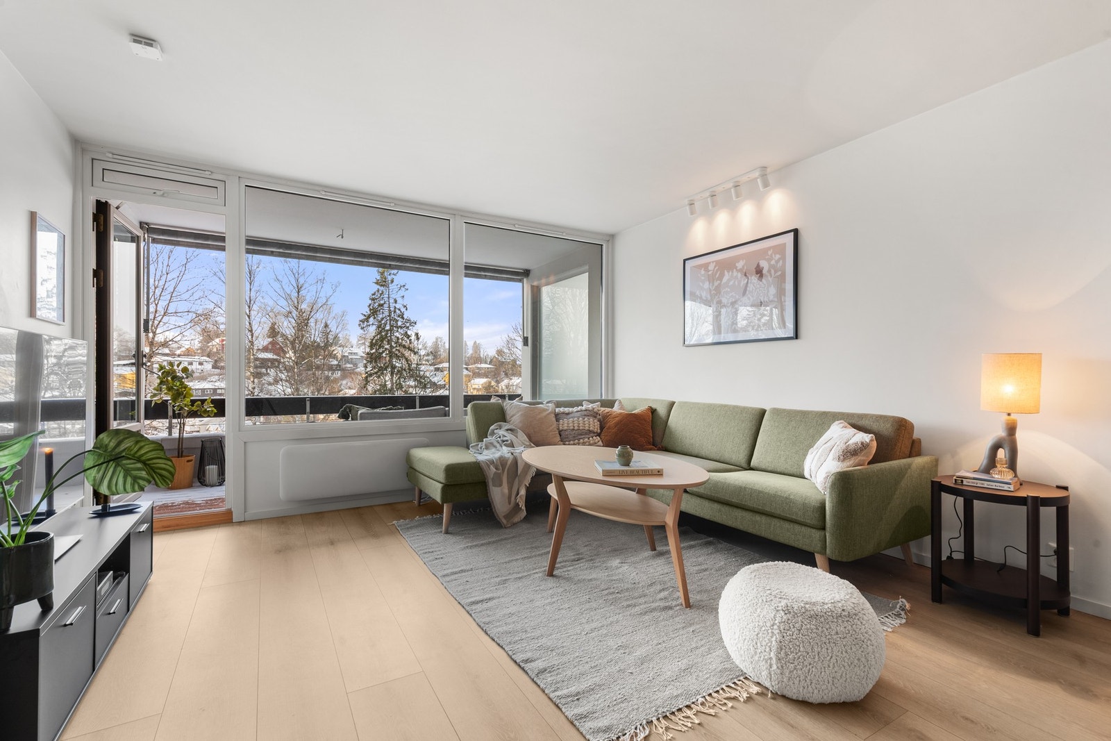 Her er det rikelig med plass til både en koselig sofagruppe og en stor spisestue - perfekt til både hverdagsliv og sosiale sammenkomster. Galleribilde