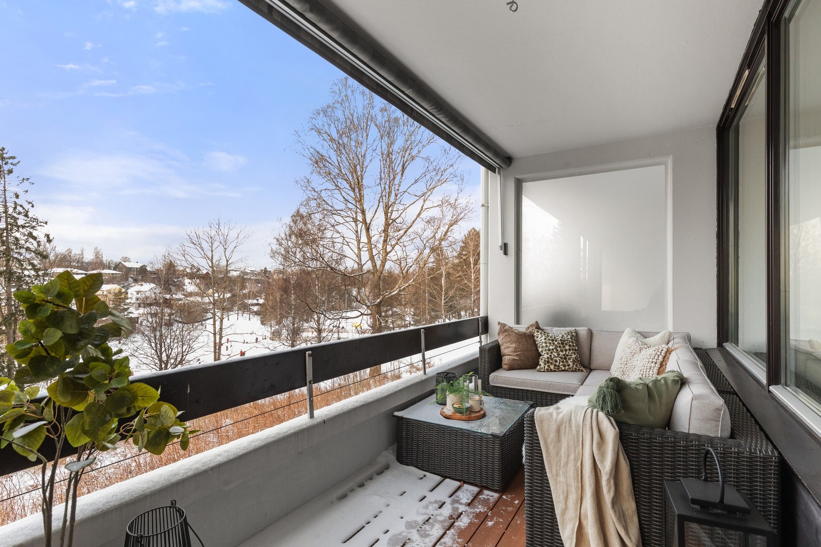 Fra stuen er det direkte utgang til en flott veranda med utsikt utover Mærradalen. Galleribilde