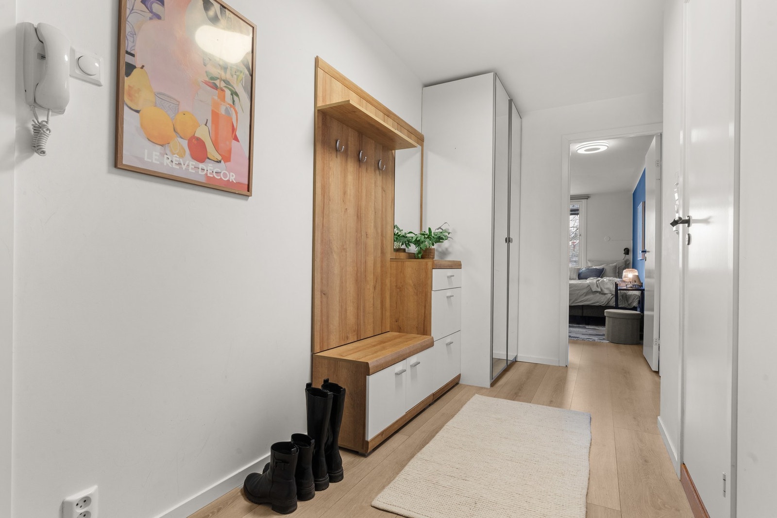 Velkommen inn i en lys og innbydende entré! Det er plass til en romslig garderobeløsning i tilknytning entréen - som gir god plass til yttertøy og sko, og sørger for en ryddig og funksjonell start på hjemmet. Galleribilde