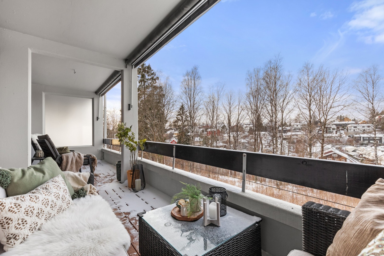 Her er det god plass til sittegruppe og grill, noe som gjør verandaen til en forlengelse av oppholdsrommet. Galleribilde