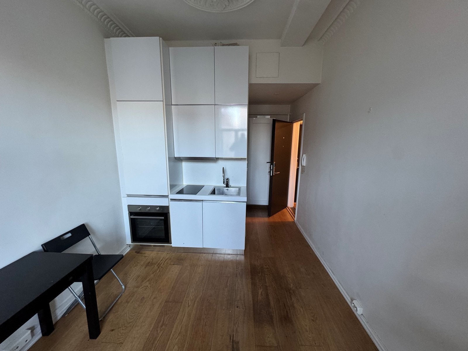 Plass til å henge av seg tøy i inngangsparti. Galleribilde