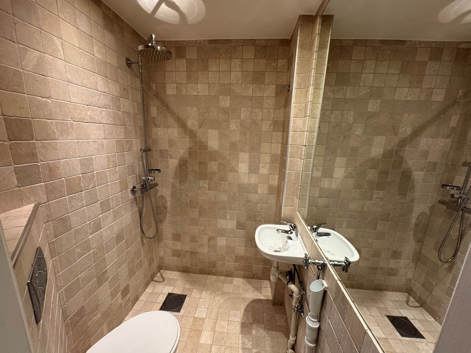 Dusjhjørne og servant. Galleribilde