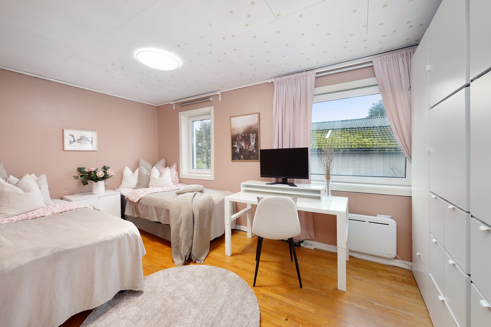 Romslig soverom. Galleribilde