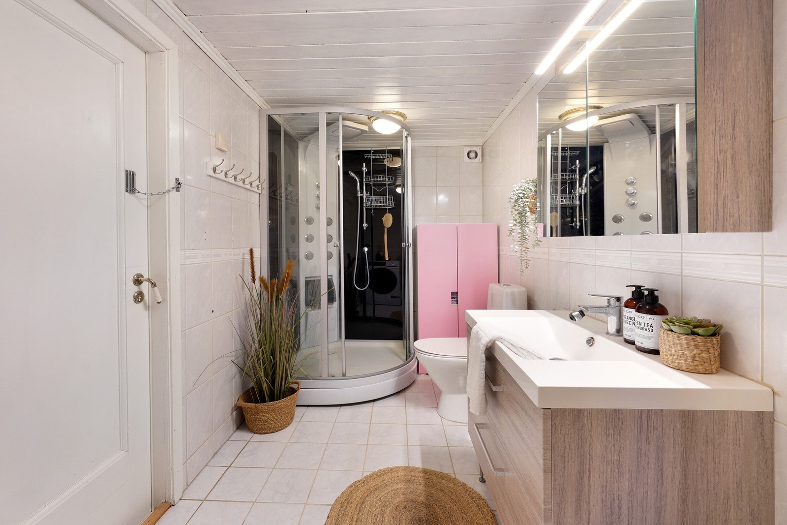 Kjekk bad med dusjkabinett. Galleribilde