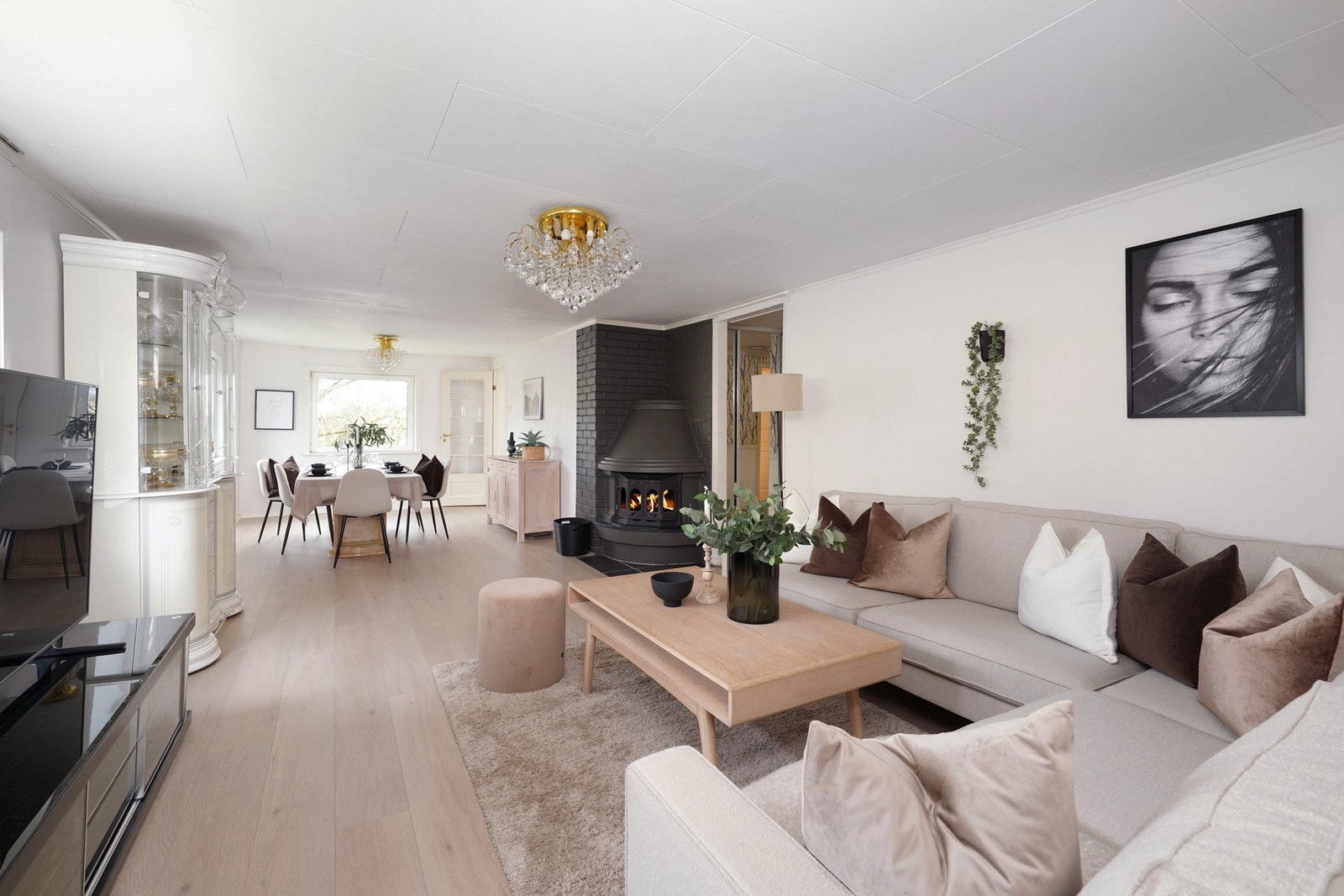 Stuen har en-stavsparkett. Galleribilde