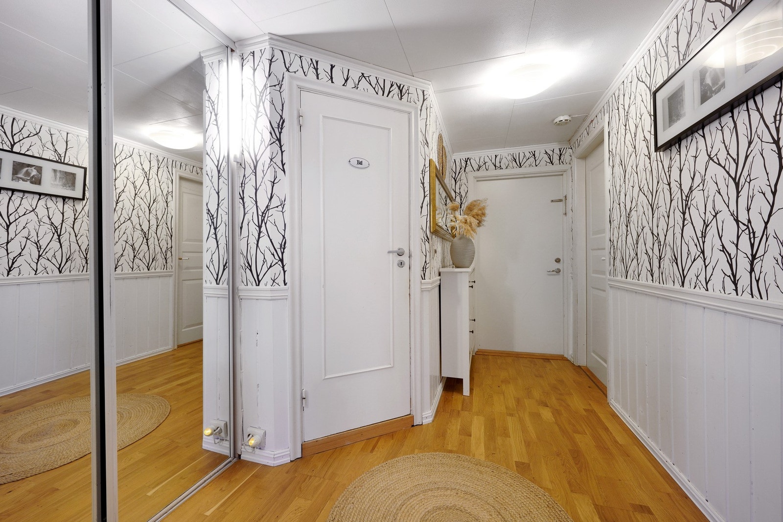 Gang med oppbevaringsmuligheter. Galleribilde