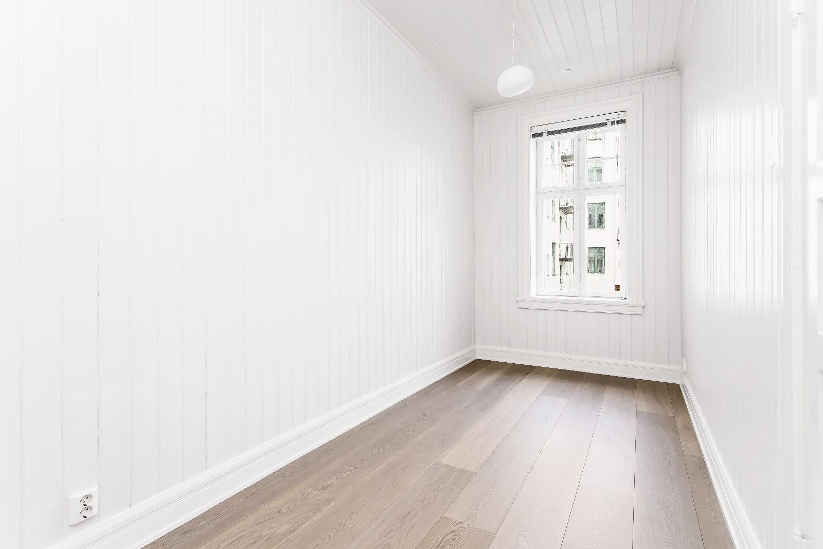 Soverom 2. Begge soverom vender mot bakgård. Galleribilde