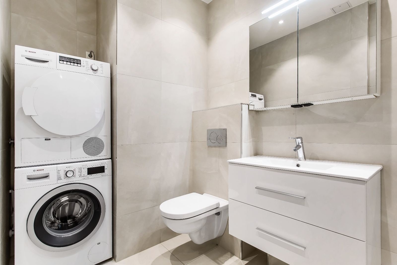 Delikat flislagt bad med gulvvarme. Galleribilde