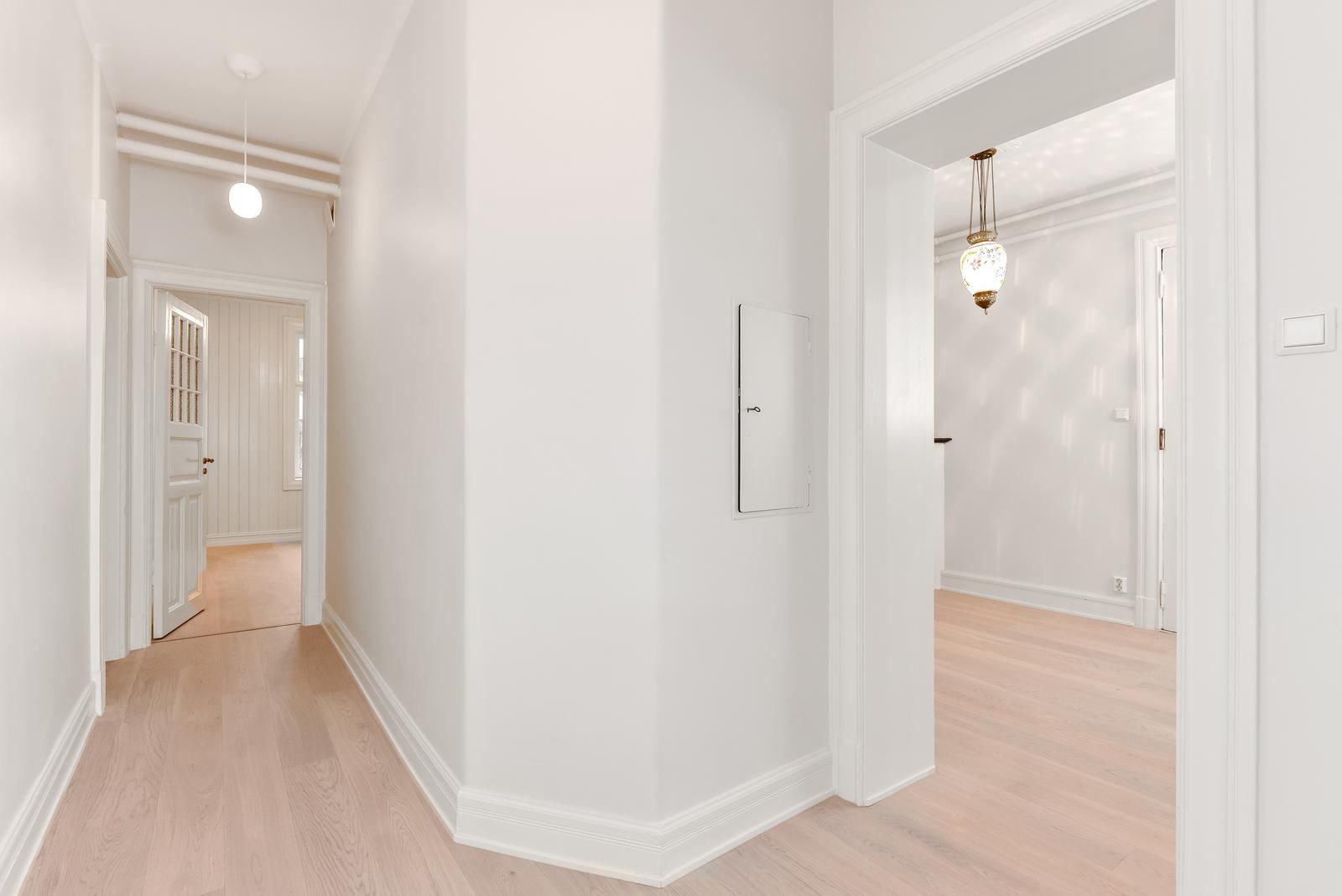 Gang fra kjøkken mot soverom. Entré til høyre. Galleribilde