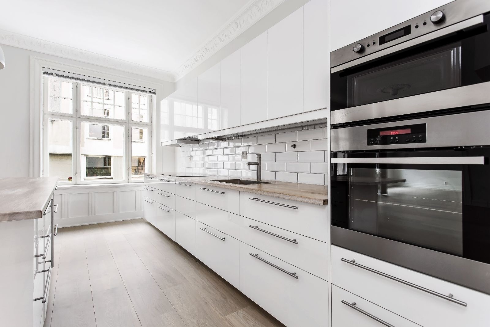 Kjøkkenet har godt med skapplass. Galleribilde