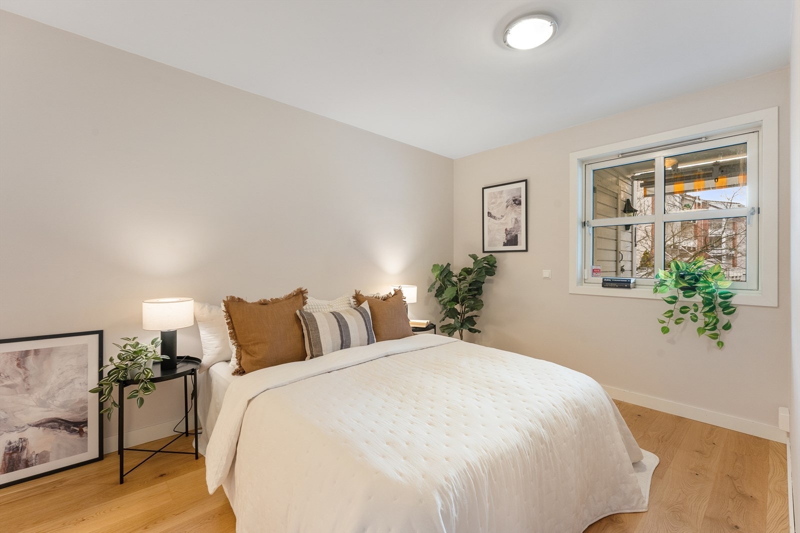 Hovedsoverom med rolige fargetoner og vindu som slipper inn rikelig med naturlig lys. Galleribilde