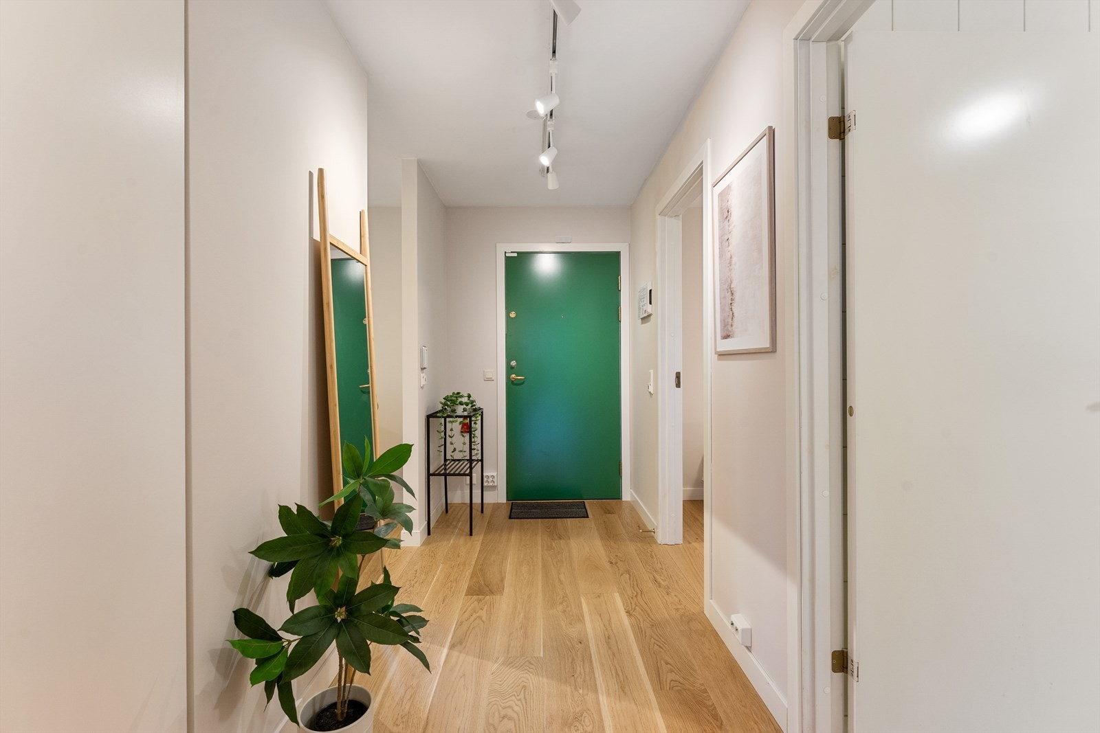 Innbydende entré med god plass til garderobeskap for oppbevaring av yttertøy og sko. Galleribilde