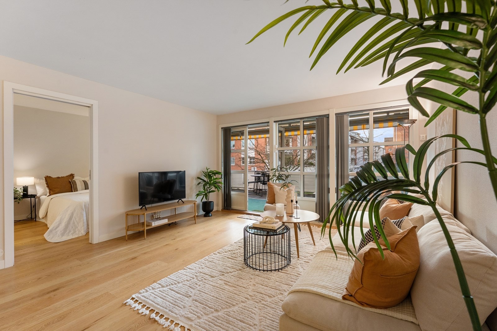 På stuen er det store vindusflater gir rikelig med naturlig lys, og fra stuen er det utgang til terrasse. Galleribilde