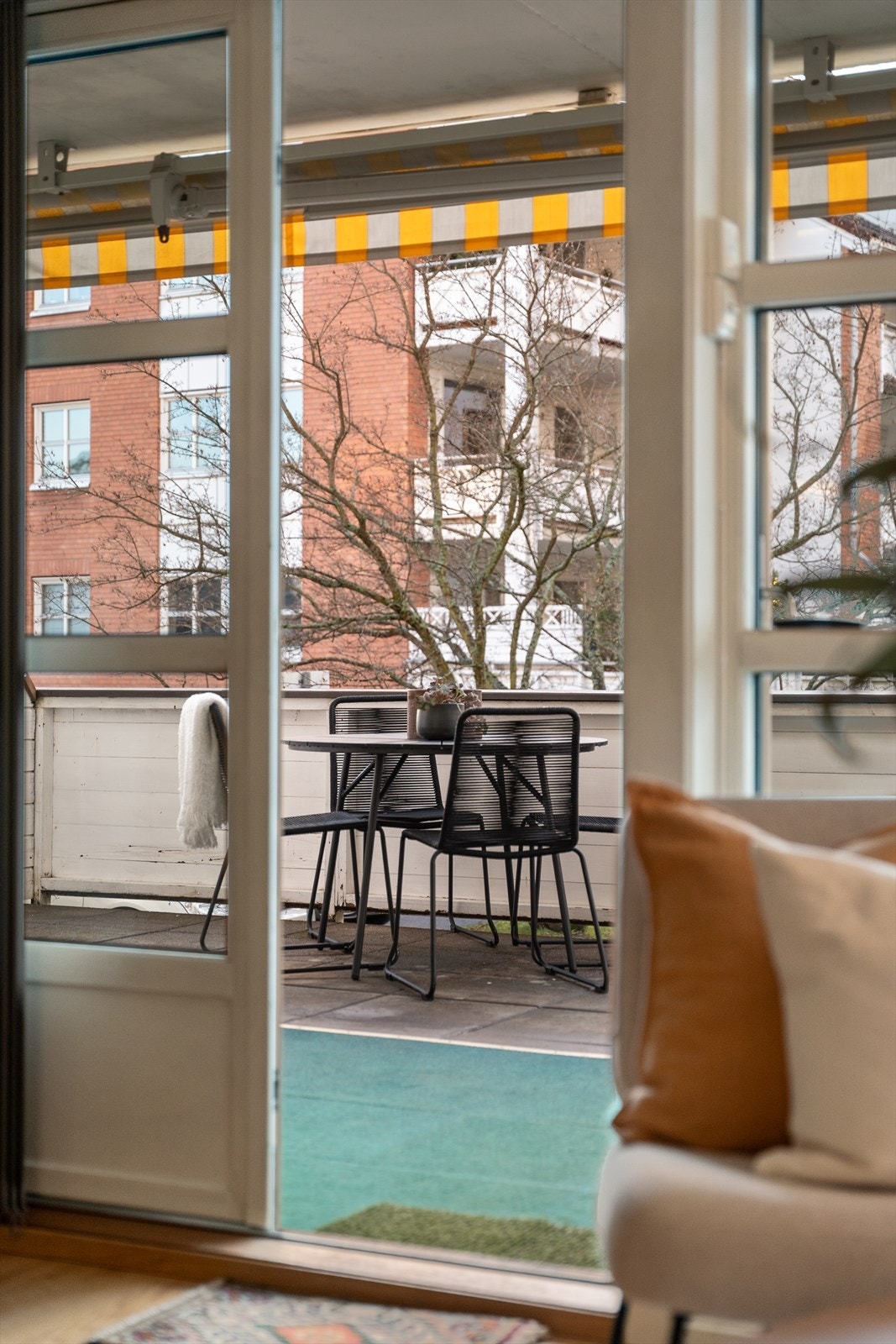 Terrassen gir en fin forlengelse av oppholdsrommet i sommerhalvåret. Galleribilde