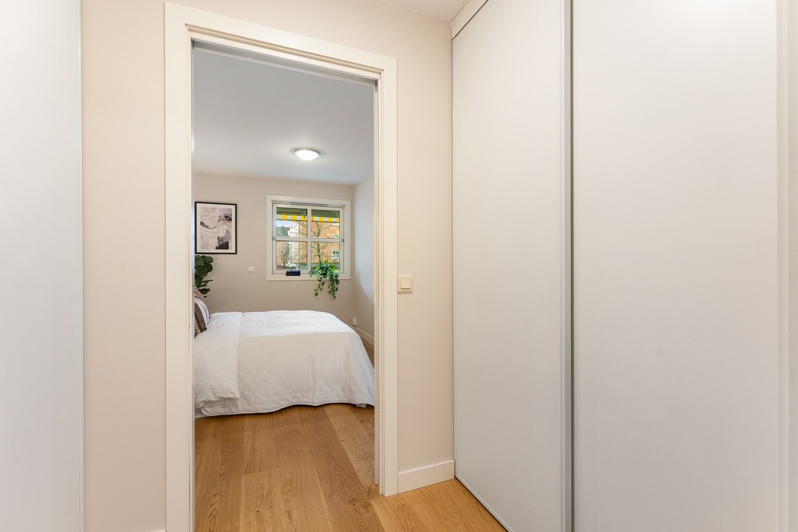 Rommet har adkomst til et tilhørende omkledningsrom som gir praktisk oppbevaringsplass og fungerer som en god erstatning for garderobeskap på soverommet. Galleribilde