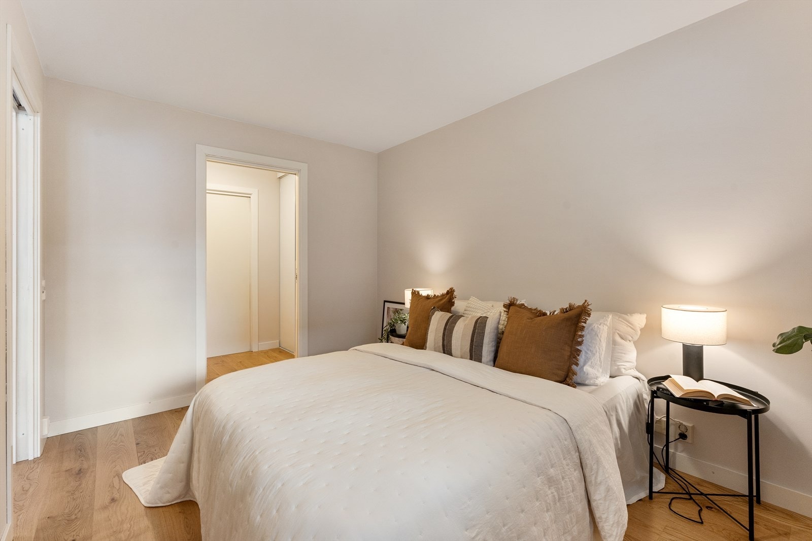 Romslig og lyst hovedsoverom, med god plass til dobbeltseng og tilhørende møblement. Galleribilde