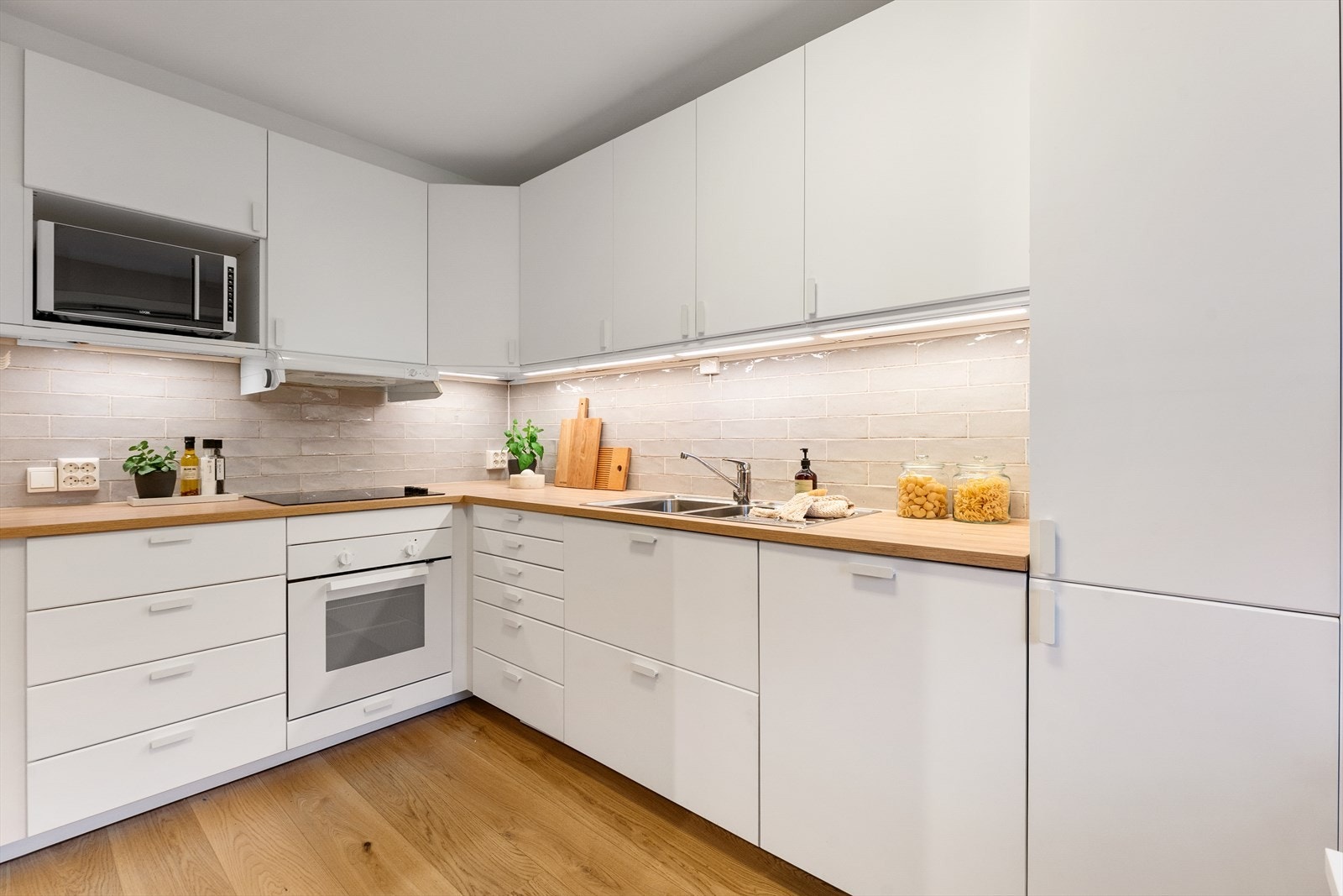 Pent kjøkken med innredning fra 2019. Galleribilde