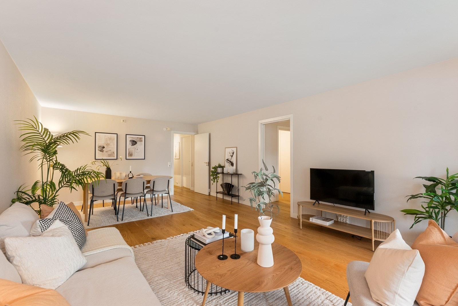 Romslig og lys stue, med gode møbleringsmuligheter for både sofagruppe og spiseplass. Galleribilde