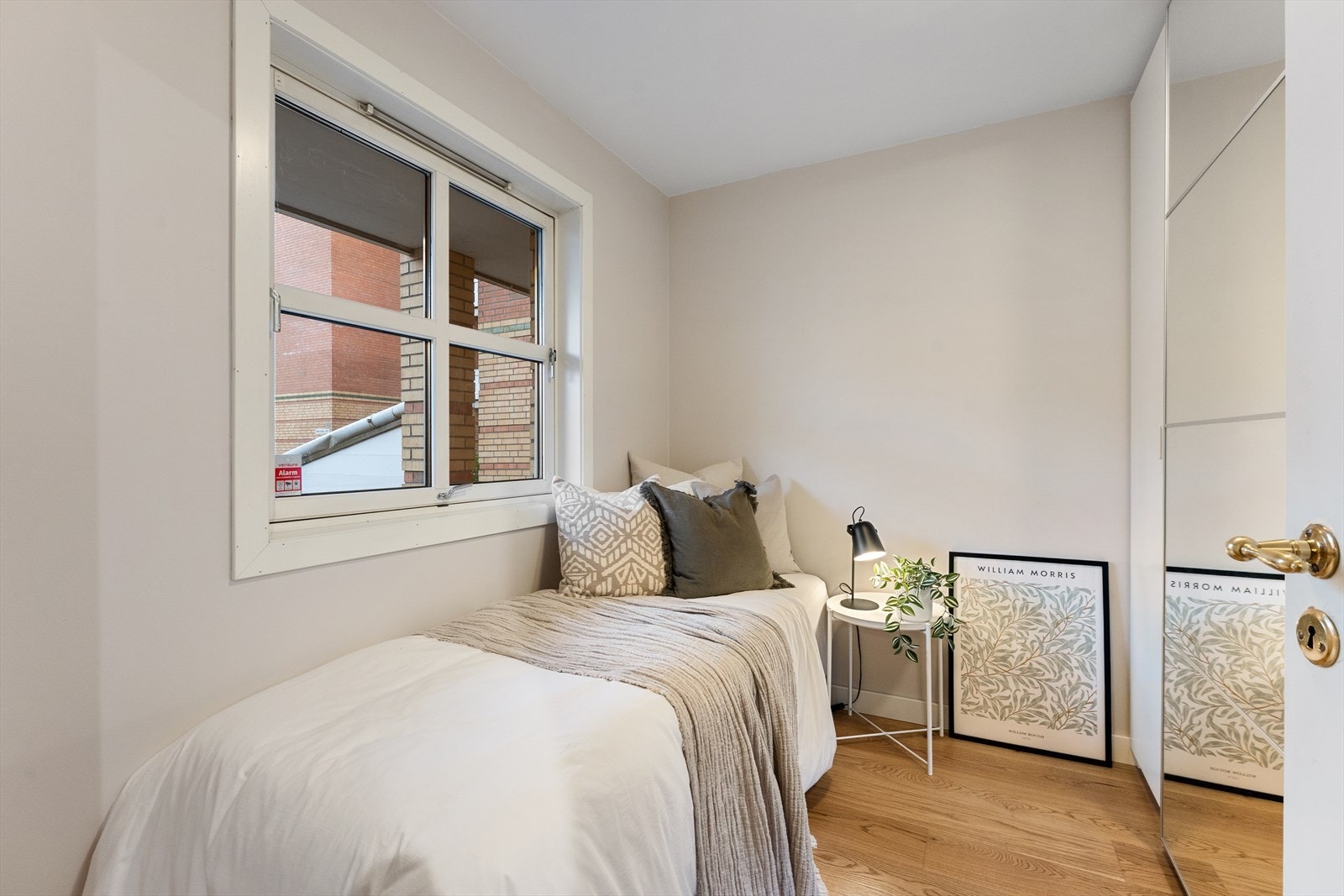 Lyst og trivelig soverom med plass til innredning med garderobeskap, seng og nattbord. Vindu som slipper inn rikelig med naturlig lys. Rommet egner seg godt som barnerom, gjesterom eller hjemmekontor. Galleribilde