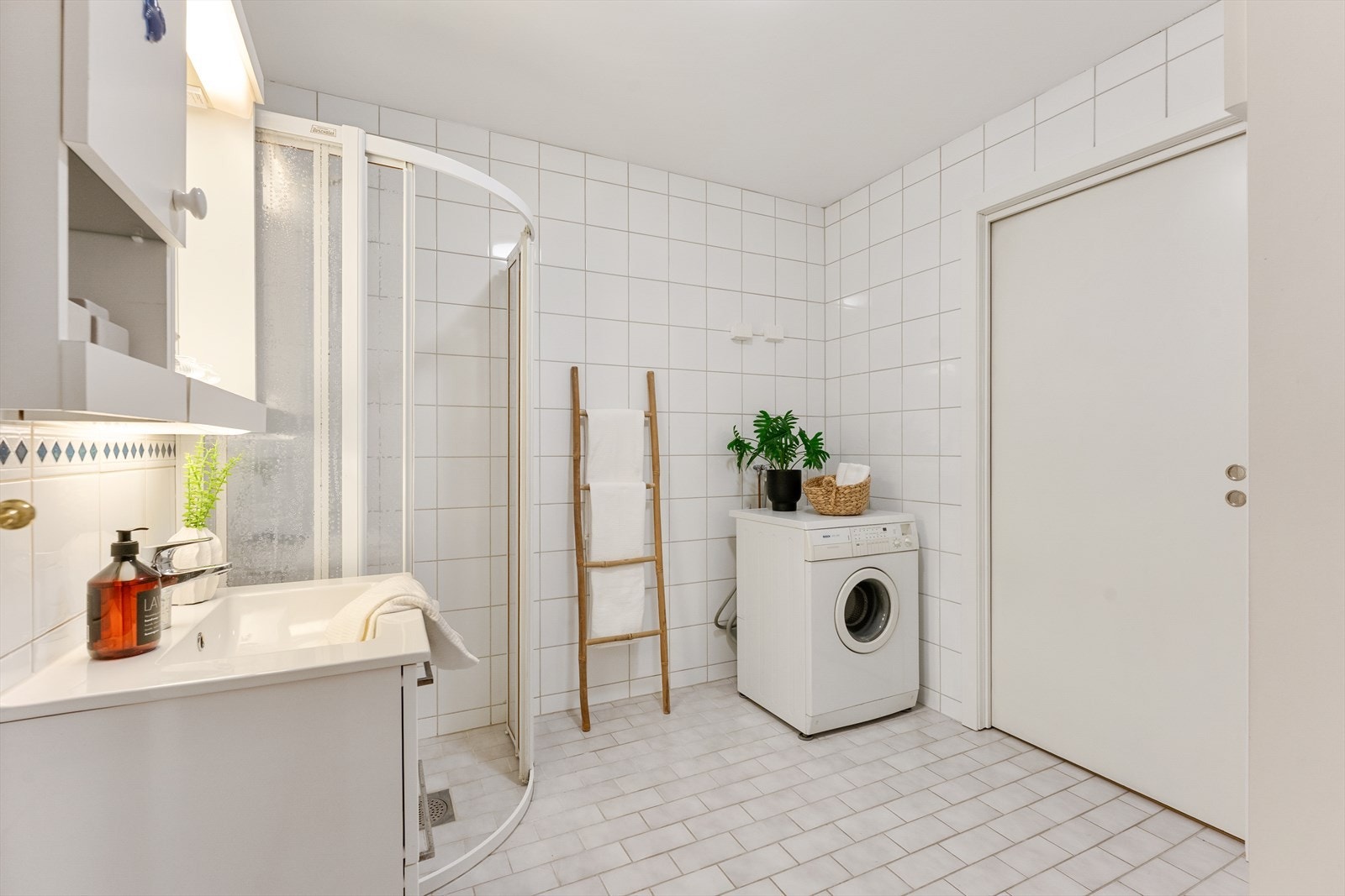 Romslig og funksjonelt baderom, med flis på gulv og vegger. Galleribilde