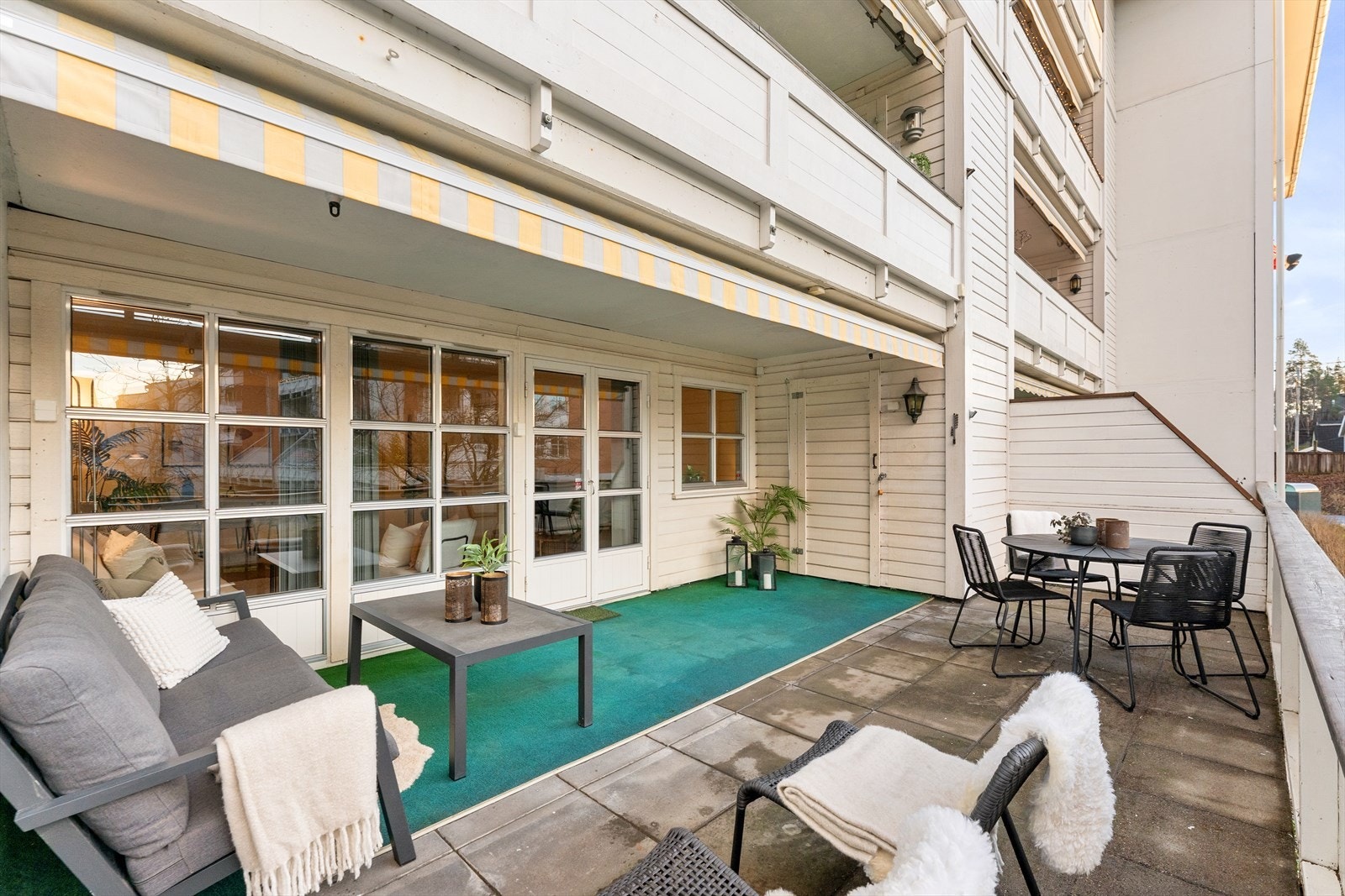 Stor sør vestvendt terrasse. Galleribilde