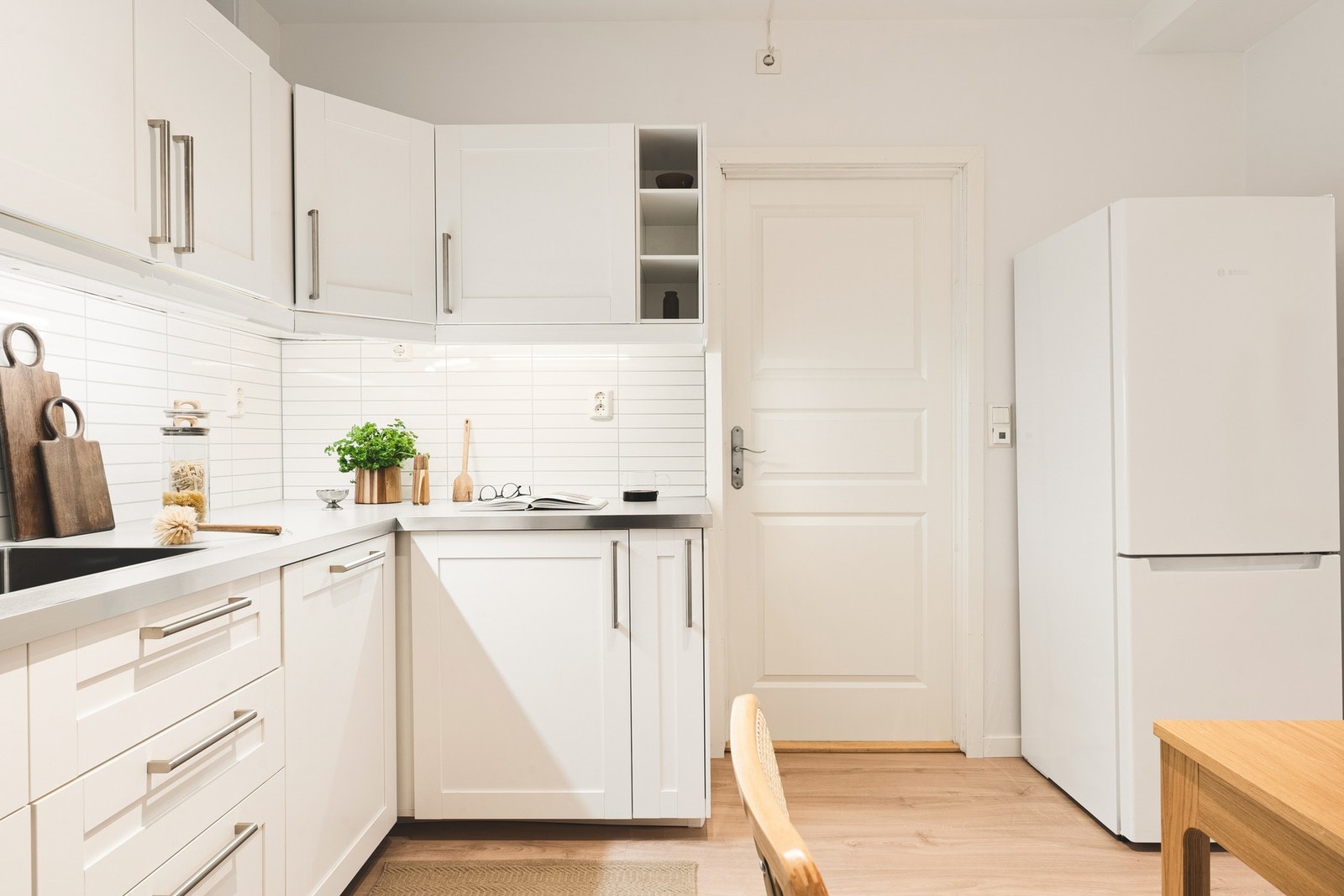 Fra kjøkkenet er det også en svært praktisk innvendig bod. Galleribilde