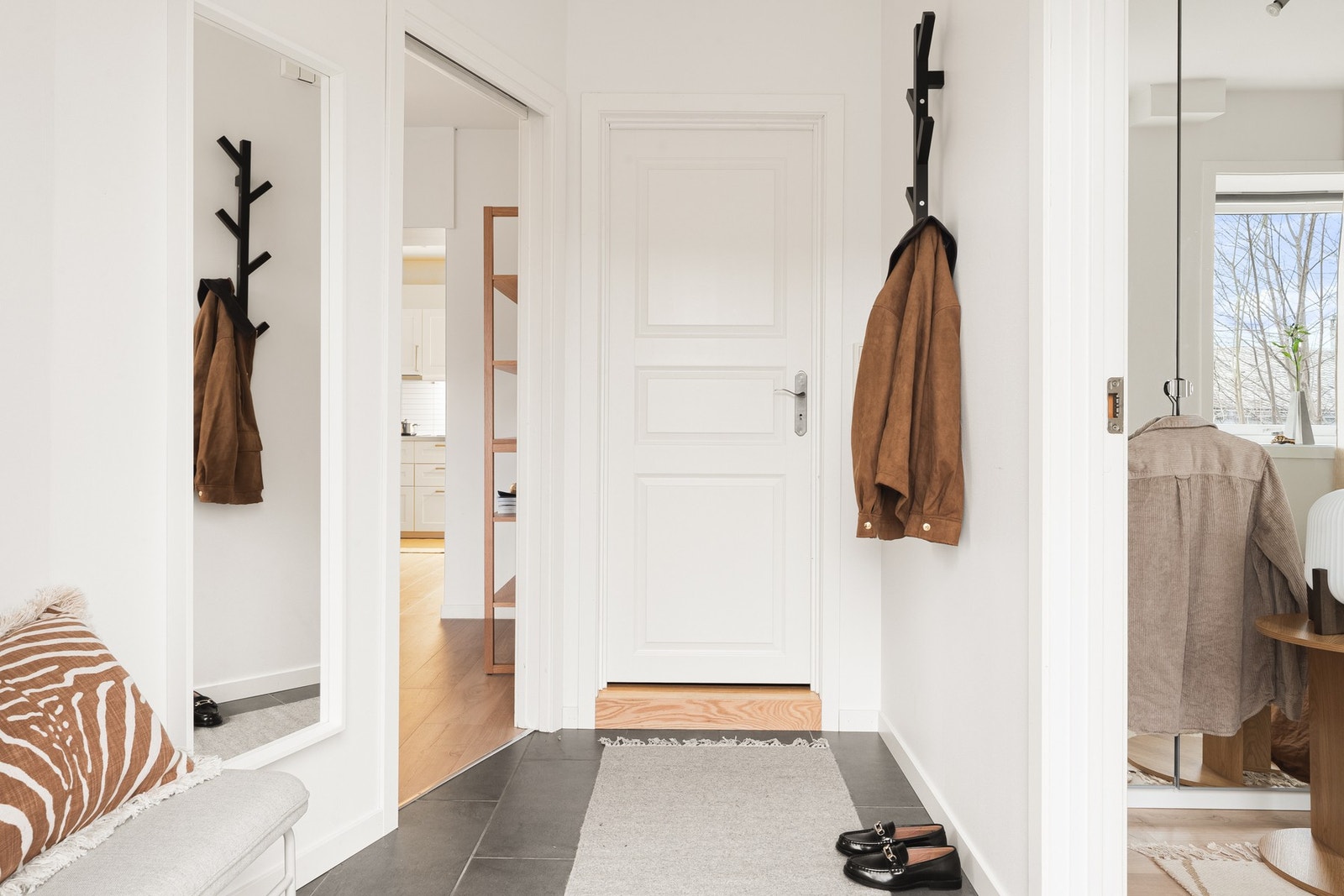 Det er varmekabler i entré, stue/kjøkken, soverom og bad. Galleribilde