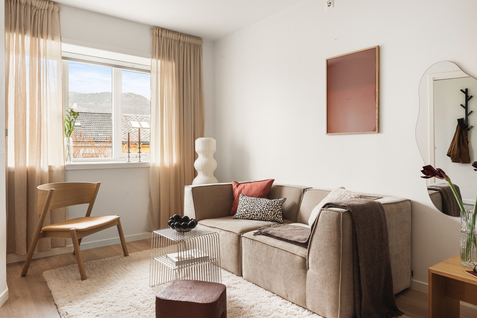 Rommet er holdt i moderne og delikate fargevalg. Galleribilde