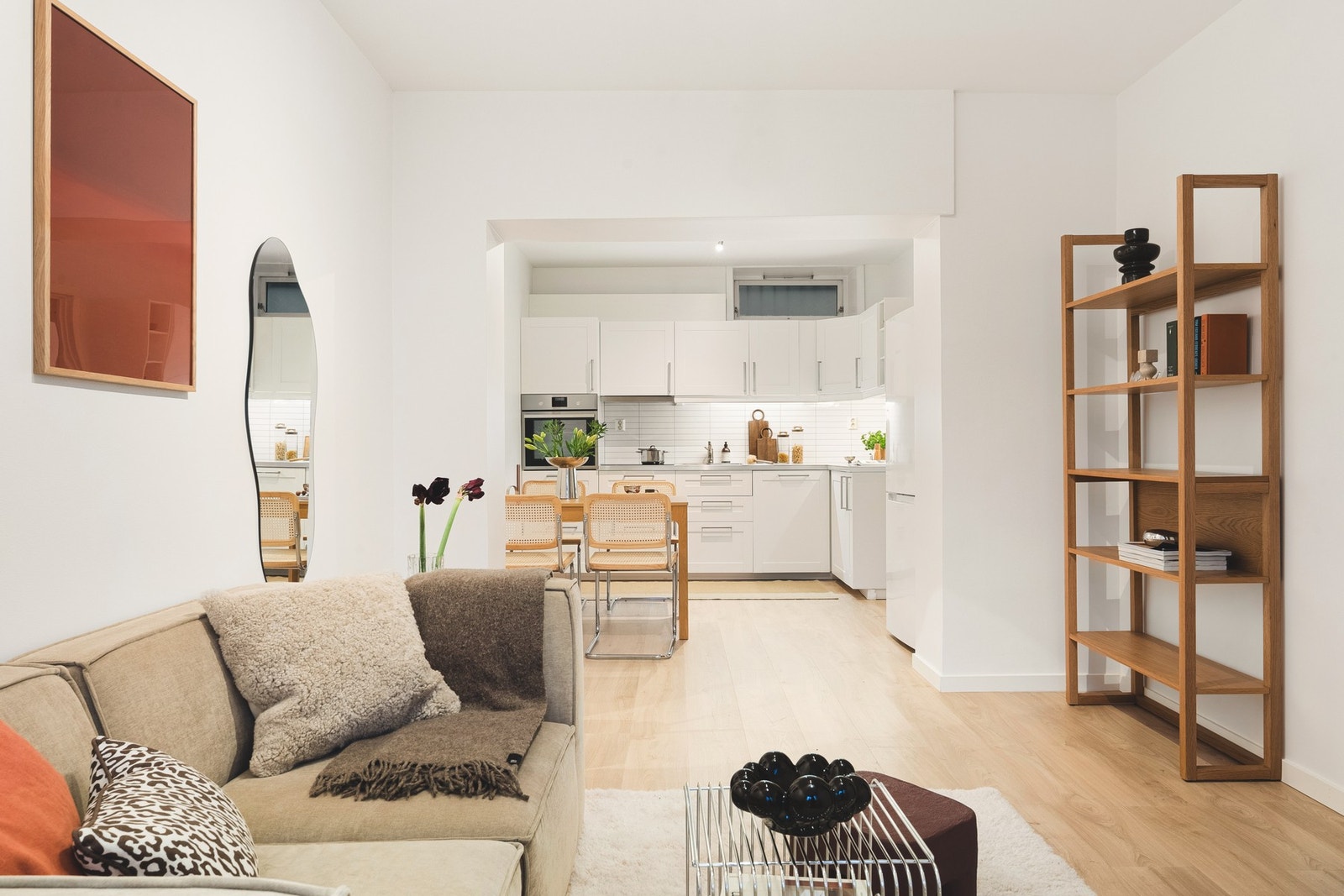 Stuen er i en åpen løsning sammen med kjøkkenet. Rommet måler hele 22 kvm. Galleribilde