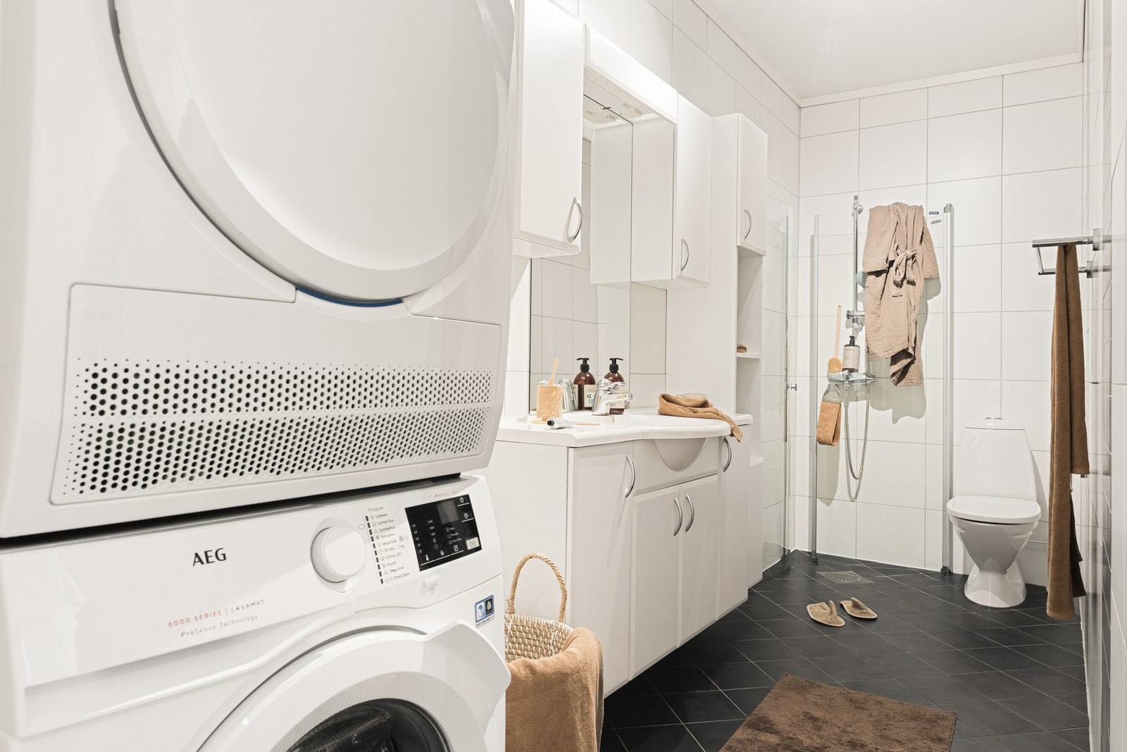 Videre er det opplegg for vaskemaskin og plass til tørketrommel. Galleribilde