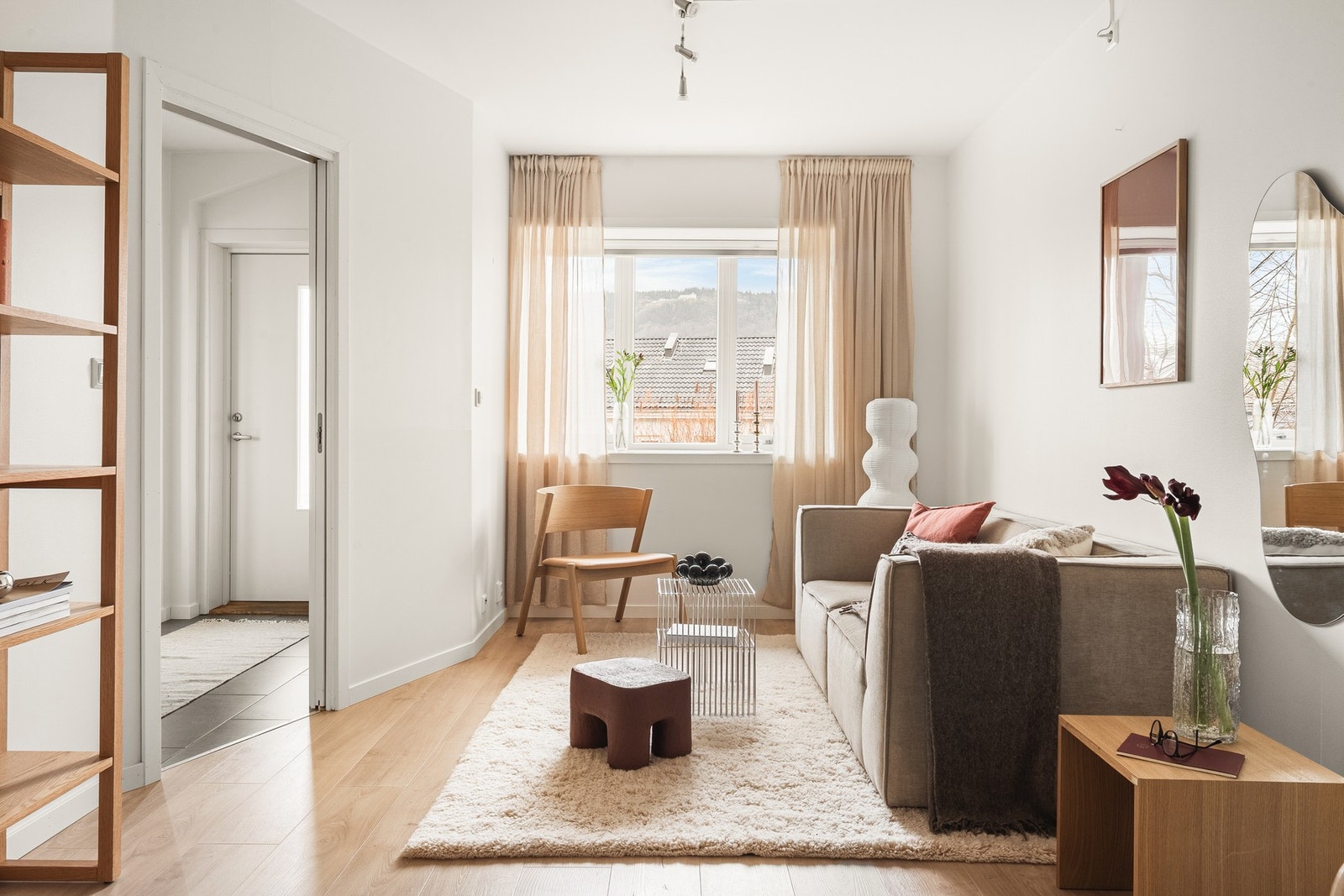 Store vindusflater slipper inn rikelig med naturlig lys og bidrar til en lys og trivelig atmosfære. Galleribilde