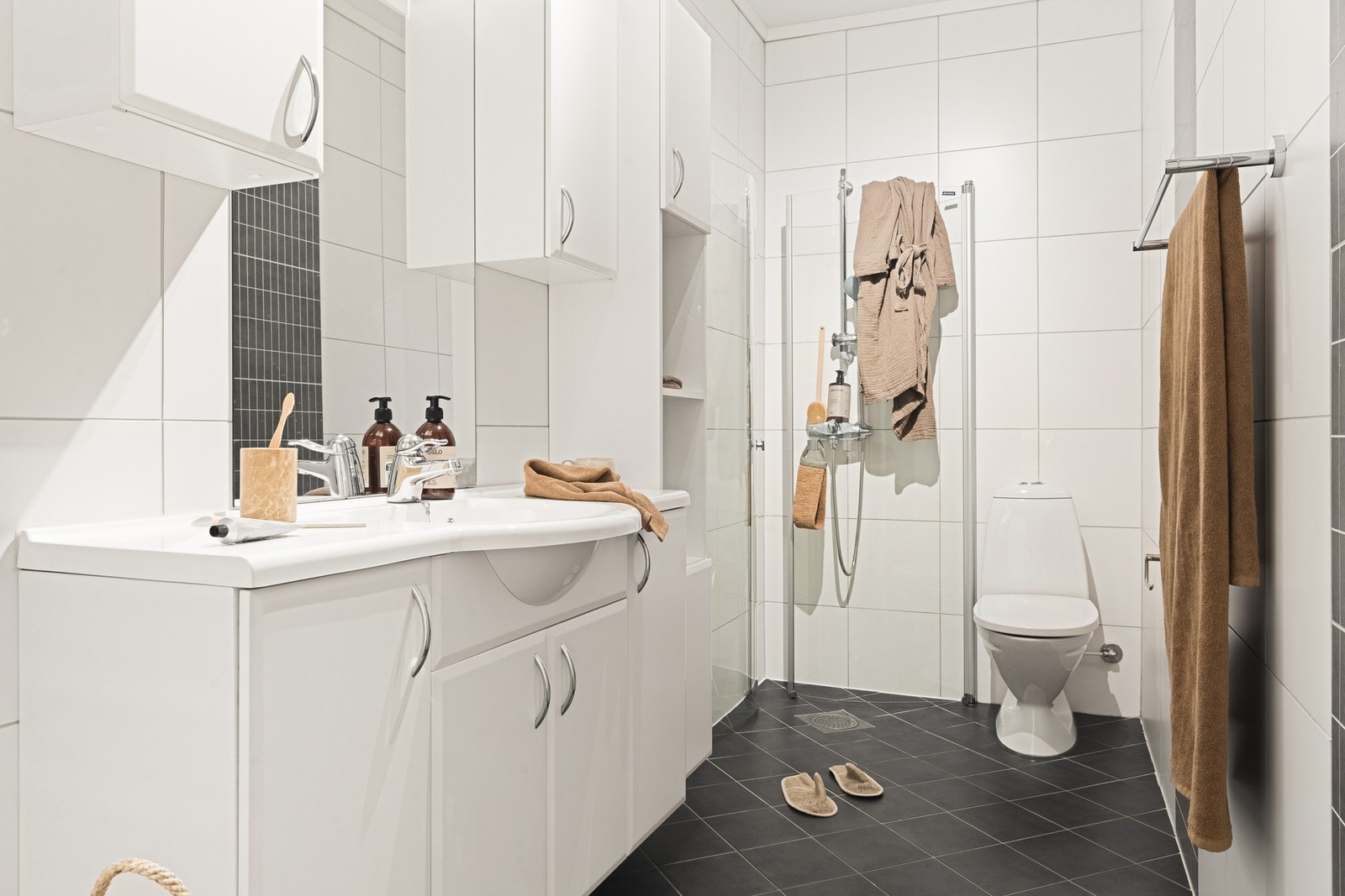 Badet er pent helfliset i tidløse farger, og har varmekabler i gulv. Galleribilde