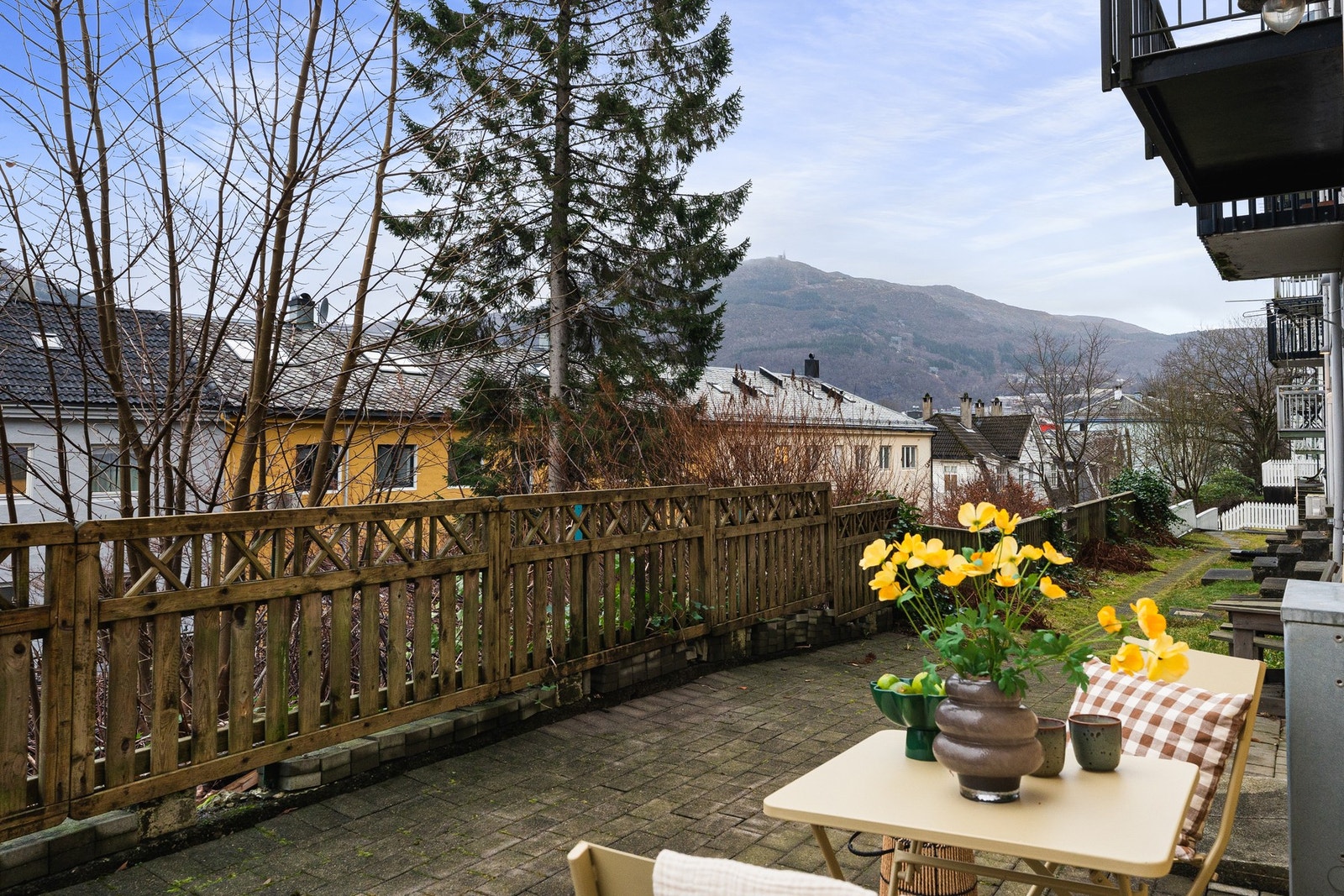 Boligen har en fin uteplass like utenfor inngangspartiet. Galleribilde