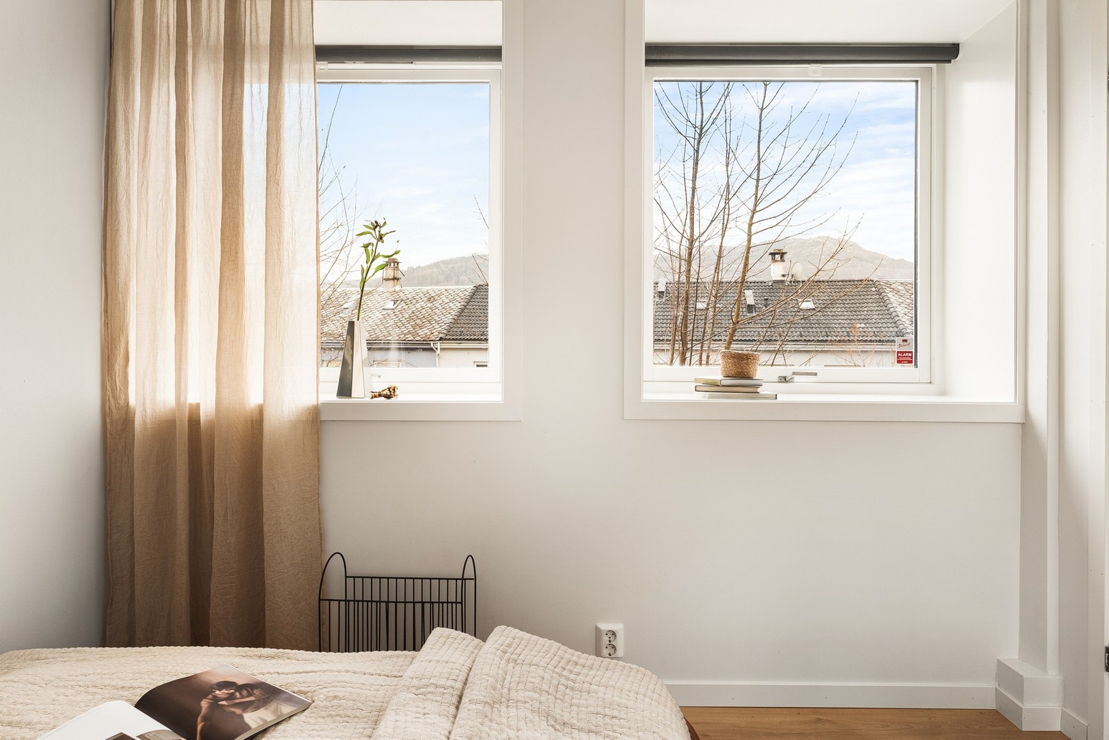 På rommet er det montert garderobeskap med speilfronter. Galleribilde