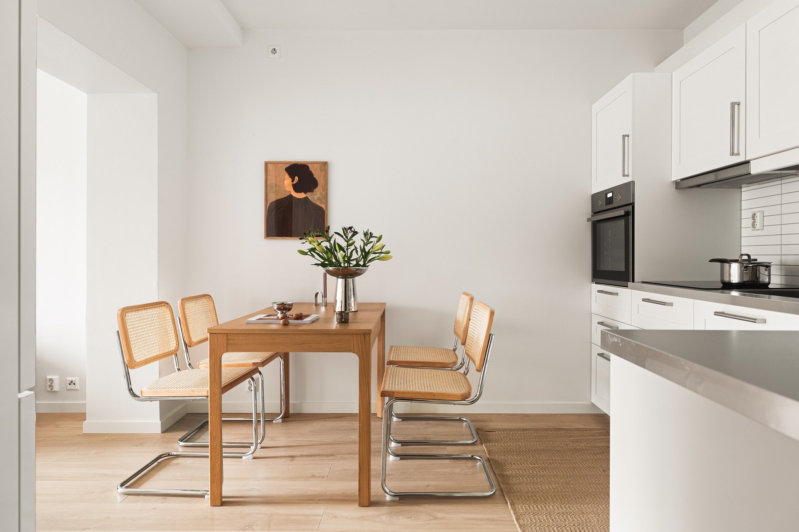 Kjøkkenet har et moderne og tidløst uttrykk, og var nytt i 2018. Det er hvite profilerte fronter samt integrerte hvitevarer som stekeovn, koketopp og oppvaskmaskin. Galleribilde