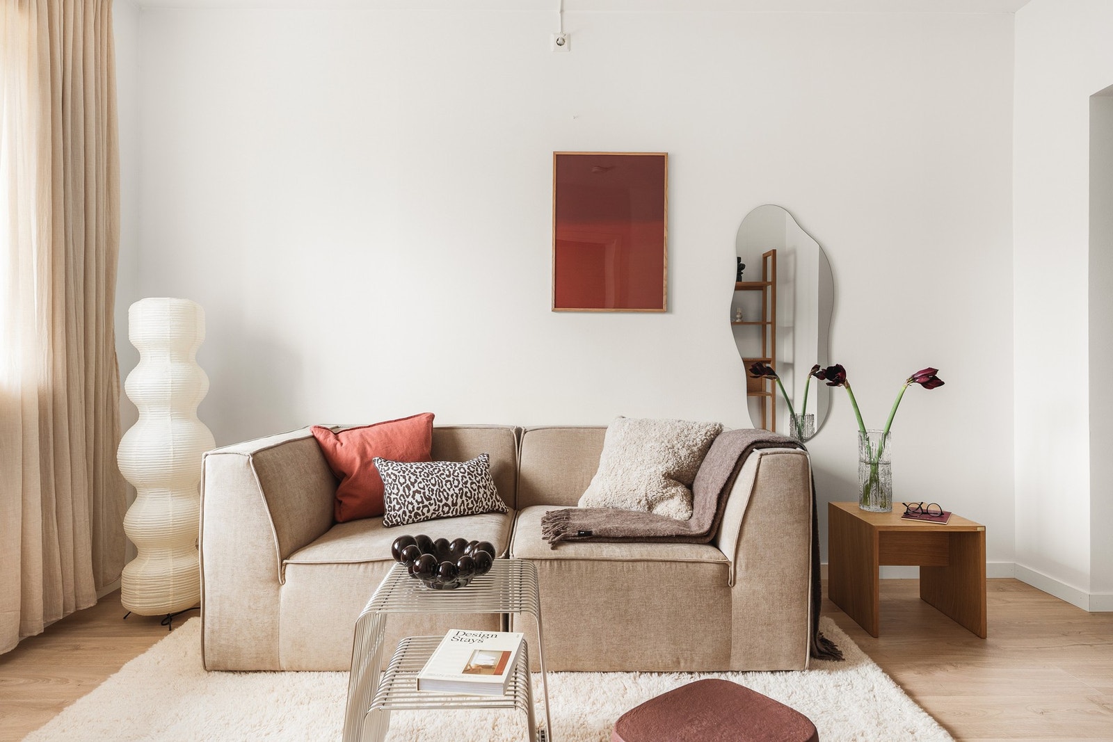 Det er god plass til sofagruppe og øvrig ønsket møblering, da spisebordet får plass på kjøkkenet. Galleribilde