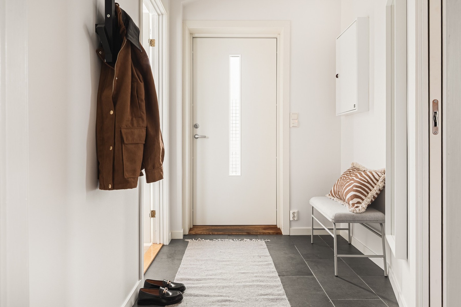 Det første du møter er en lys og romslig entré som måler 3,6 kvm. Galleribilde