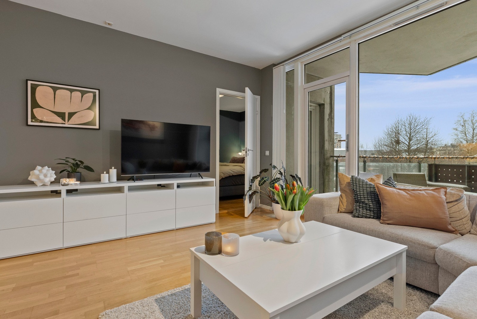 Fra stuen er det inngang til soverommet. Galleribilde