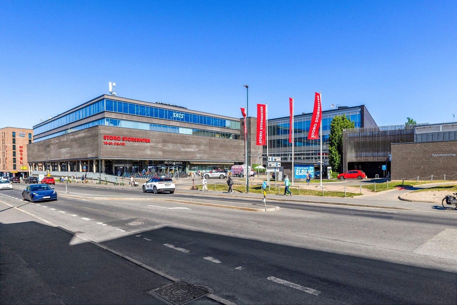 Det er kort vei til bla. Storo Storsenter og Handelshøyskolen BI
Fra boligen er det nærhet til et rikt utvalg fasiliteter og servicetilbud. Galleribilde