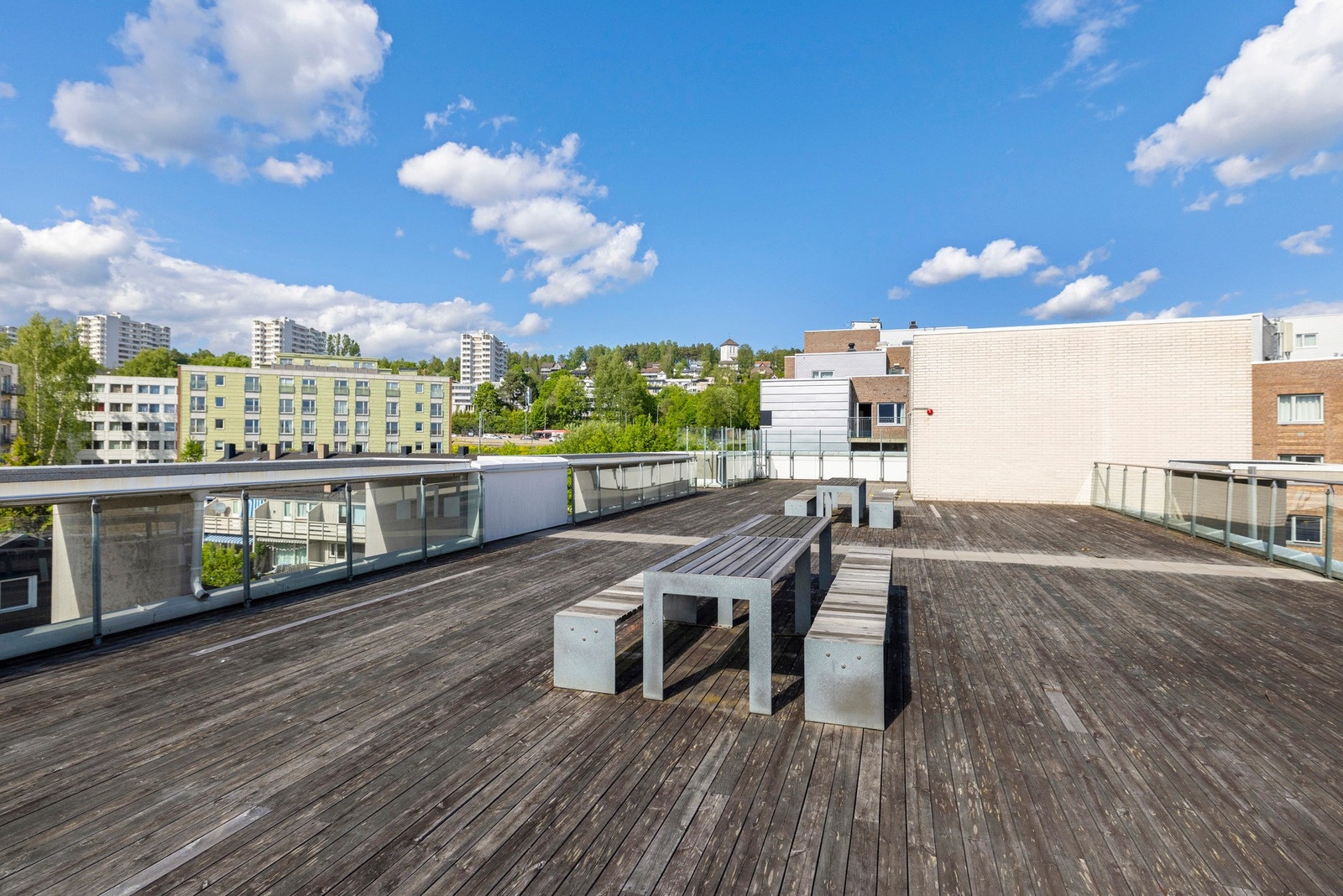 Felles, solrik takterrasse med sittegrupper Galleribilde