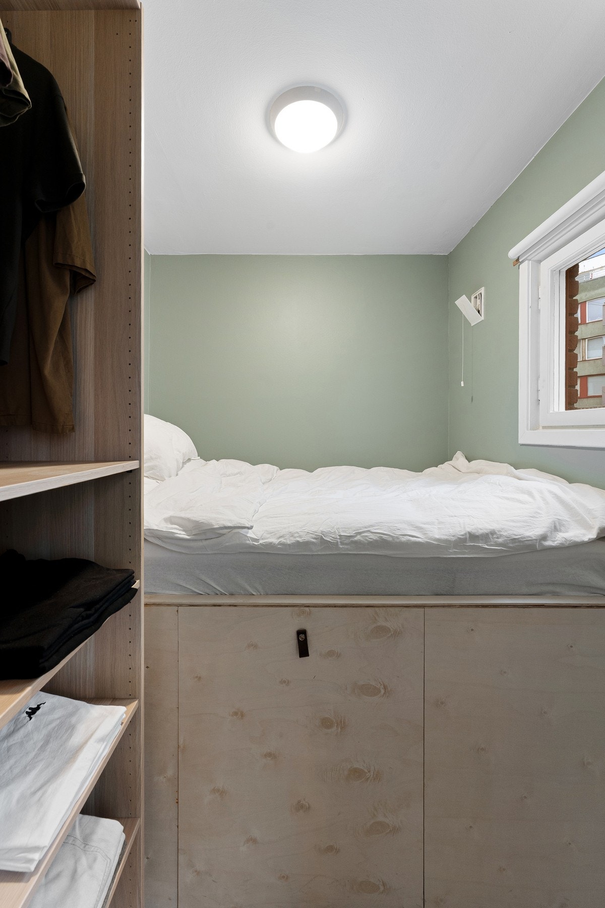 Oppbevaringsplass i medfølgende garderobeskap. Galleribilde