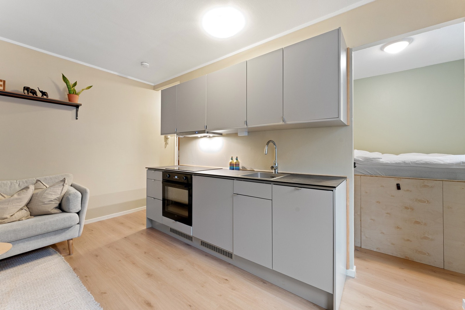 Det er slette fronter og benkeplater av kompaktlaminat med nedfelt oppvaskkum. Galleribilde