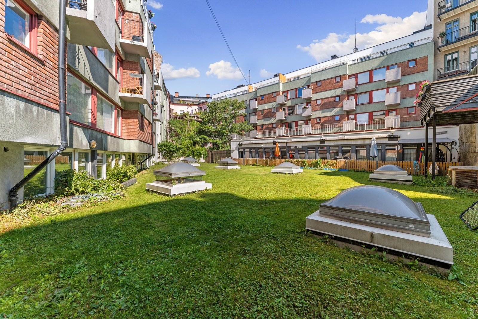 Bakgården er pent opparbeidet med plenarealer. Galleribilde